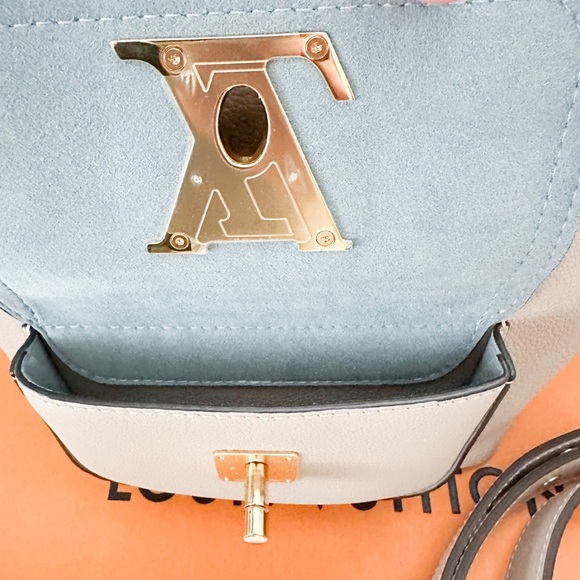 Louis Vuitton Lockme Bucket MM Greige
Calfskin Bucket Bag - Picture 11 of 13